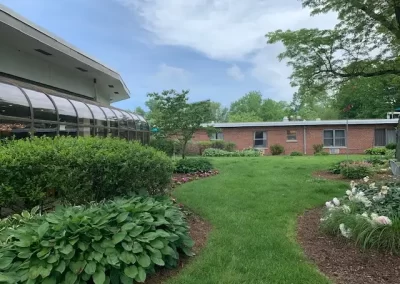 Delmar Gardens of Creve Coeur courtyard