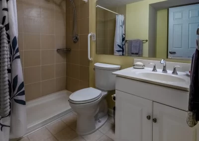 Delmar Gardens of Smyrna apartment bathroom